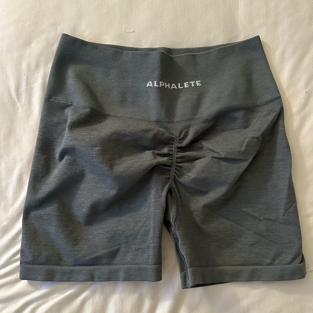 Alphalete Amplify Short 4.5” Color Smoke Size Medium